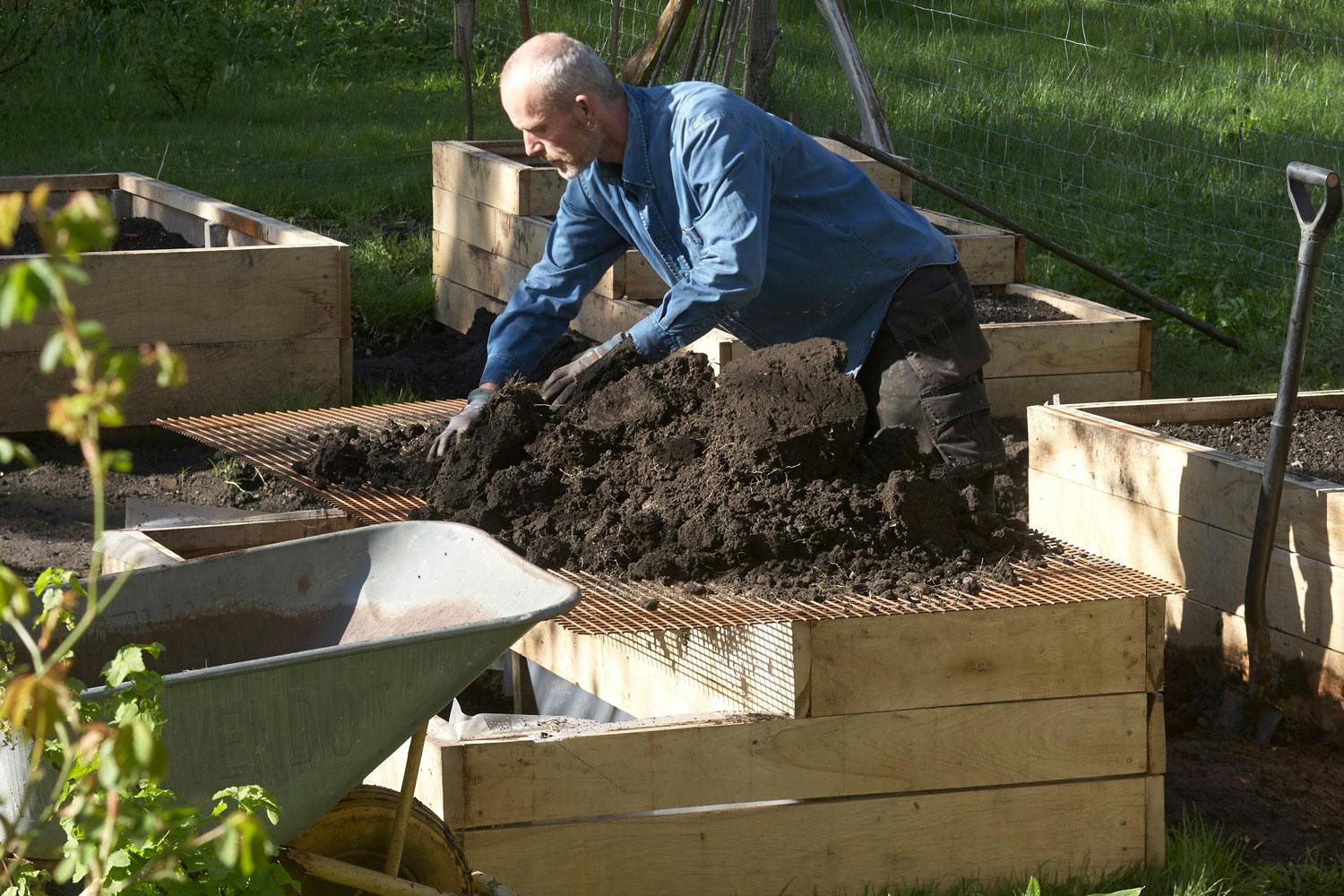 Klargjøring av høybed Kjøkkenhage med høybed